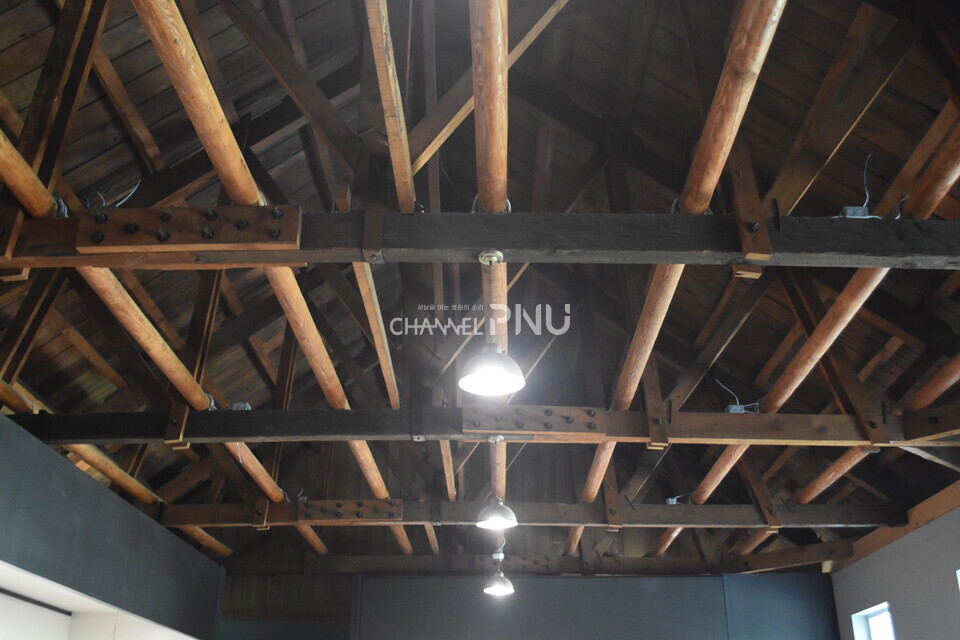The rafter at the ceiling of the museum with woods from the 1960s. [Yoon Seo-Young, Reporter]