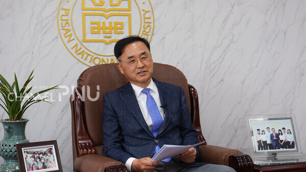 On April 8th, "Channel PNU" met PNU President Cha Jeong-In at the office of the PNU president in the Main administration building. [Jo Seung-Wan, Reporter]