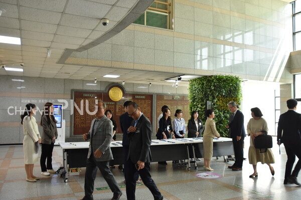 오늘(10일) 우리 대학 본부에서 열린 제21대 총장 차정인 박사 이임식에 참석자들이 입장하고 있다.