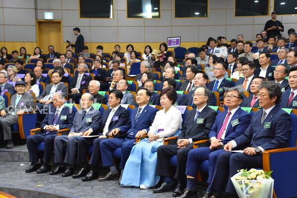 오늘(10일) 우리 대학 본부 대회의실에서 열린 제21대 총장 차정인 박사 이임식.