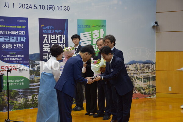 오늘(10일) 우리 대학 본부에서 열린 제21대 총장 차정인 박사 이임식에서 우리 대학 홍창남 부총장과 김정구 교수회장, 송영호 직원협의회장, 이유미 조교협의회 부회장, 서승범 총학생부회장이 각 단체를 대표해 차정인 총장에 감사패를 전달했다.