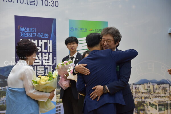 오늘(10일) 우리 대학 본부 대회의실에서 열린 제21대 총장 차정인 박사 이임식에서 우리 대학 김정구 교수회장이 차정인 총장에 감사를 표했다.