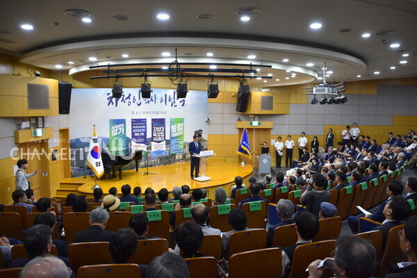 오늘(10일) 우리 대학 본부 대회의실에서 열린 제21대 총장 차정인 박사 이임식 무대에 선 차정인 총장.