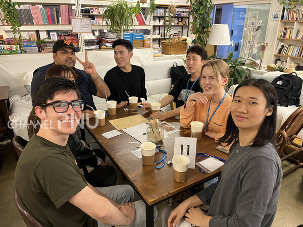 A weekly Friday meeting of “UN Nonsummit” at Cafe With on May 3rd. [Lee Soo-Hyun, Reporter]