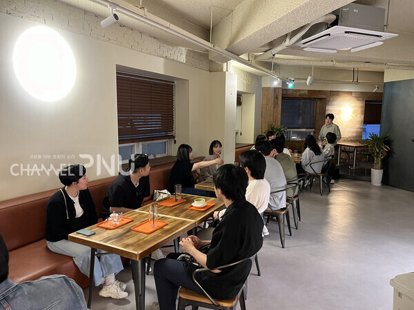 A weekly Friday meeting of “Busan Korea-Japan Exchange Meeting Uni-One” at Cafe Banker on May 3rd. [Lee Soo-Hyun, Reporter]