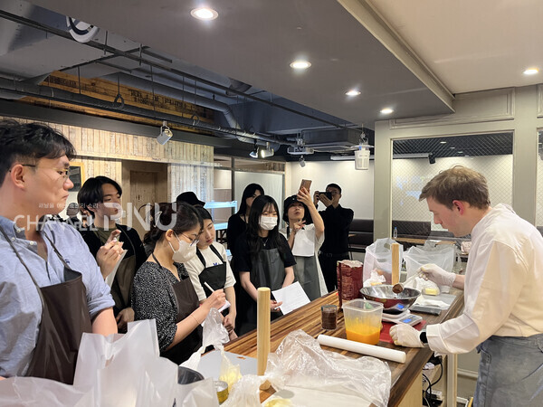 Boyaval Pablo, a patissier from France, demonstrated how to make Pavés Breton at the 1st UN Peace Table on May 3rd. [Lee Soo-Hyun, Reporter]