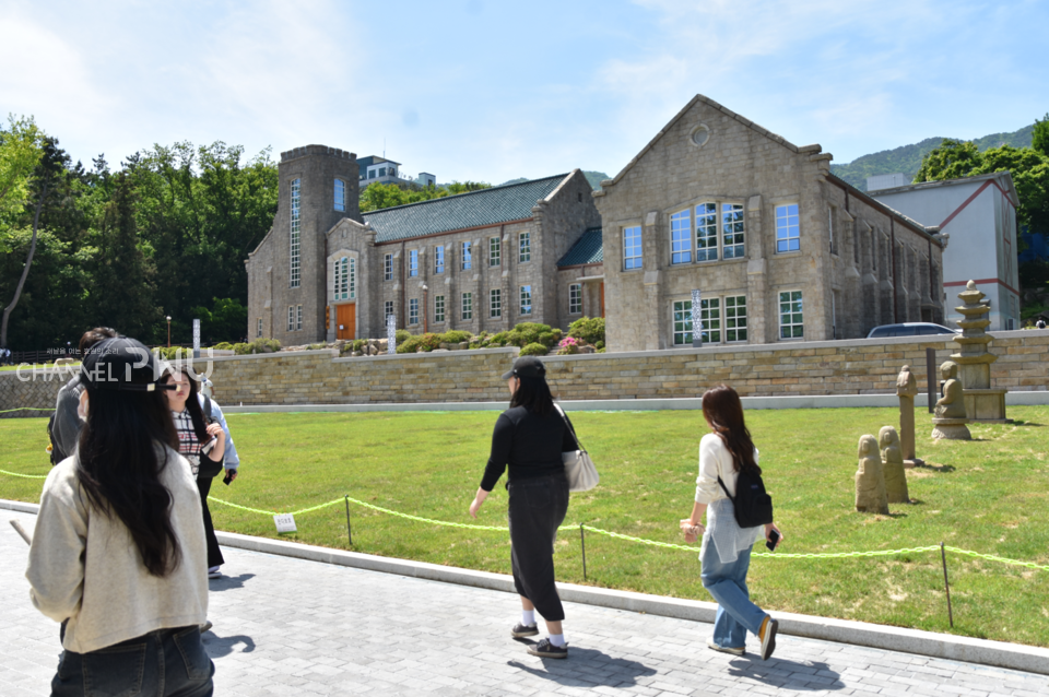 The renovated area of the museum and grass square of Saebyeokddeul. On May 2nd, students walked on the newly installed sidewalk block. [Choi Yoo-Min, Reporter]