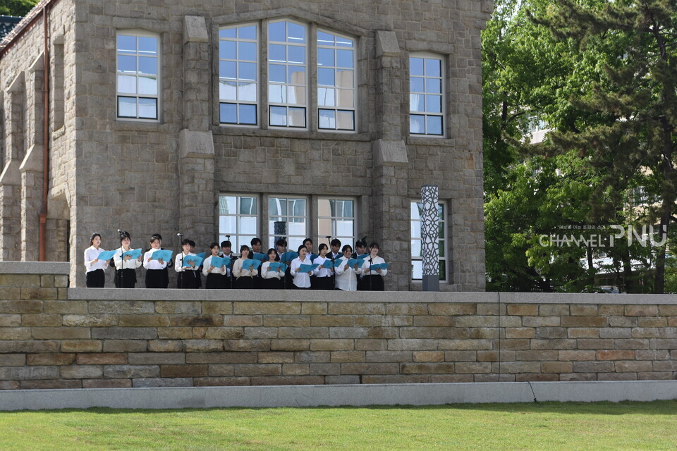 On April 25th, the opening ceremony for Saebyeokddeul was held on the grass square in front of the UM. Students from PNU Dept. of Music Vocal Major sang for the ceremony. [Yoon Seo-Young, Reporter]