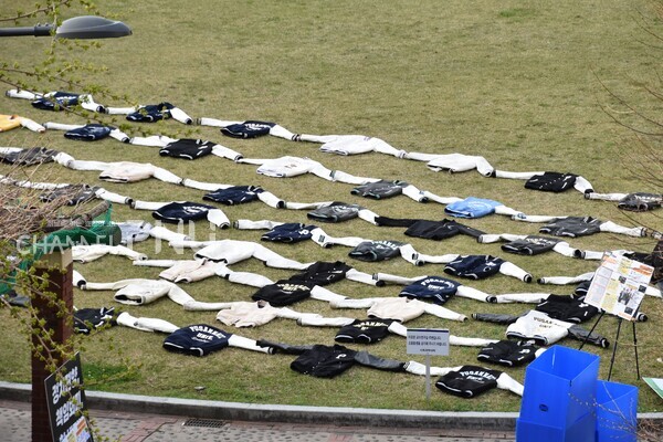 The "Varsity Jacket Protest" against the GSA president was held on April 5th at Yewonjeong. [Choi Yoo-Min, Reporter]