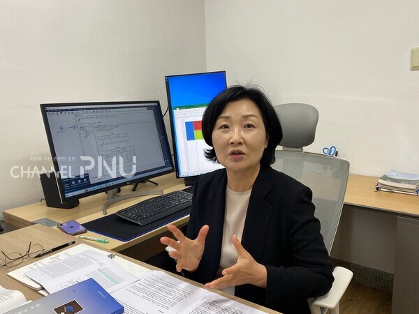 On April 15th, "Channel PNU" interviewed Oh Jung-Mi, a Research Professor, about fast fashion in the Information Technology Education Center. [Yoon Seo-Young, Reporter]