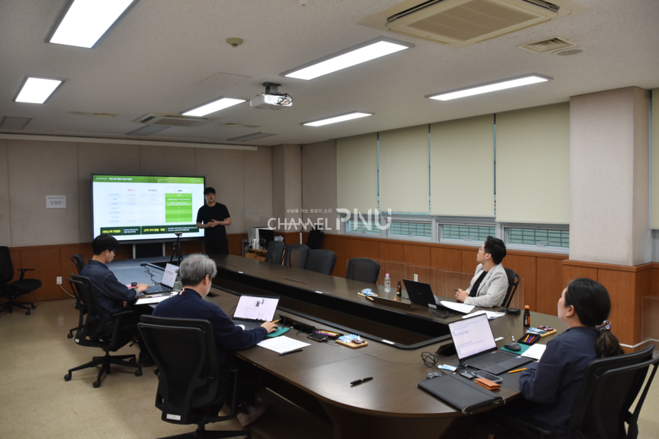 지난 5월 21일 ‘2024 하나 소셜벤처 유니버시티 아이디어 경진대회' 심사위원 앞에서 발표하고 있는 '농장스' 이동주 대표. [윤지원 기자]