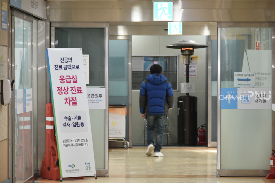 올해 상반기 정부의 의료 패키지 정책 발표 이후 대한의사협회와 전국 의과 대학이 집단 행동에 나서며 의료 서비스에 차질을 빚고 있다. [윤지원 기자]