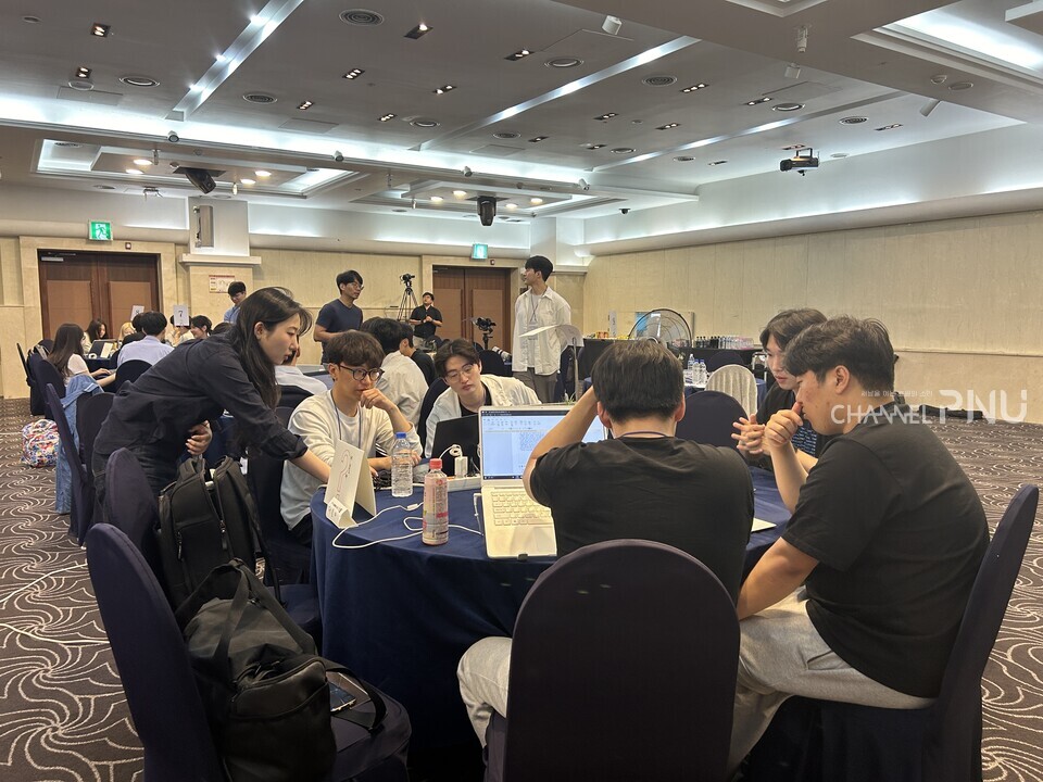 창업 아이디어에 대한 조언을 주고 있는 멘토들 [최윤희 기자]