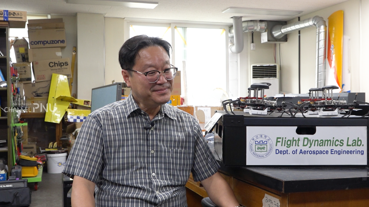 지난 5월 30일 우리 대학 대동제에서 드론쇼를 선보인 이대우(항공우주학) 교수를 비행역학실험실에서 만났다.  [조영민 기자]