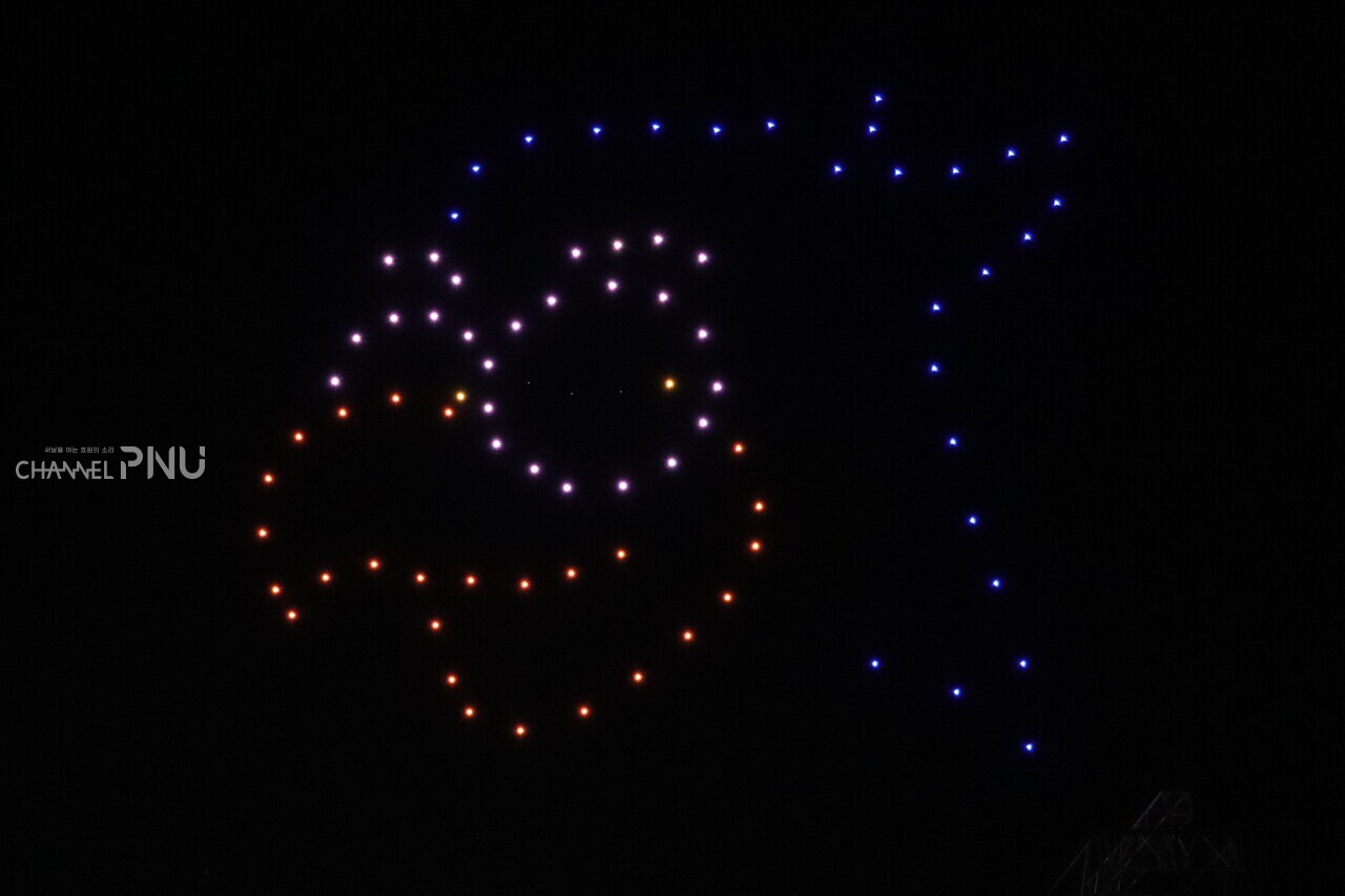 지난 29일 우리 대학 대동제 드론쇼에 나타난 우리 대학 캐릭터 산지니. [임현규 부대방송국 국장]