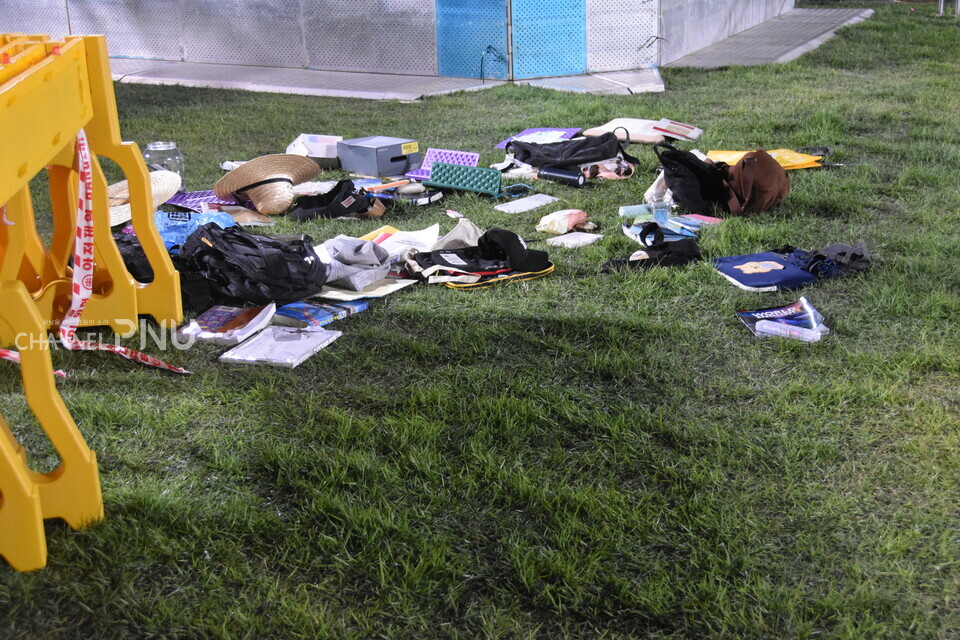 첫날 공연이 끝난 뒤 넉터 잔디밭에 남은 학생들의 소지품. [최윤희 기자]