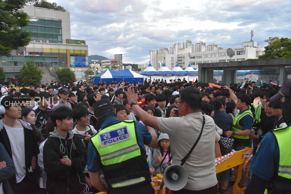 몰려든 인파에 출입을 통제하고 확성기로 안전 사항을 전달하는 경찰과 관계자. [최윤희 기자]