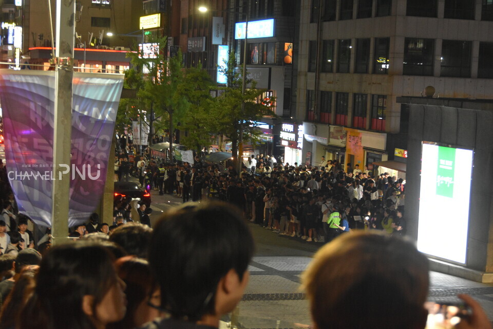 지난 5월 28일 힐링콘서트가 끝나고 난 뒤 우리 대학 앞 대학가의 전경. [조승완 기자]