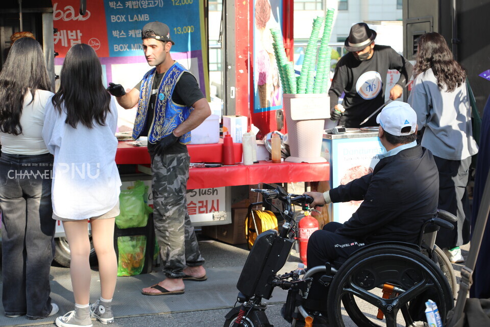 대동제에 참여한 우리 대학 학생과 지역 시민. [조승완 기자]
