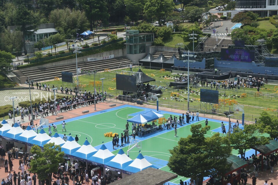 대동제를 맞이한 우리 대학 시월광장 일대의 전경. [조승완 전문기자]