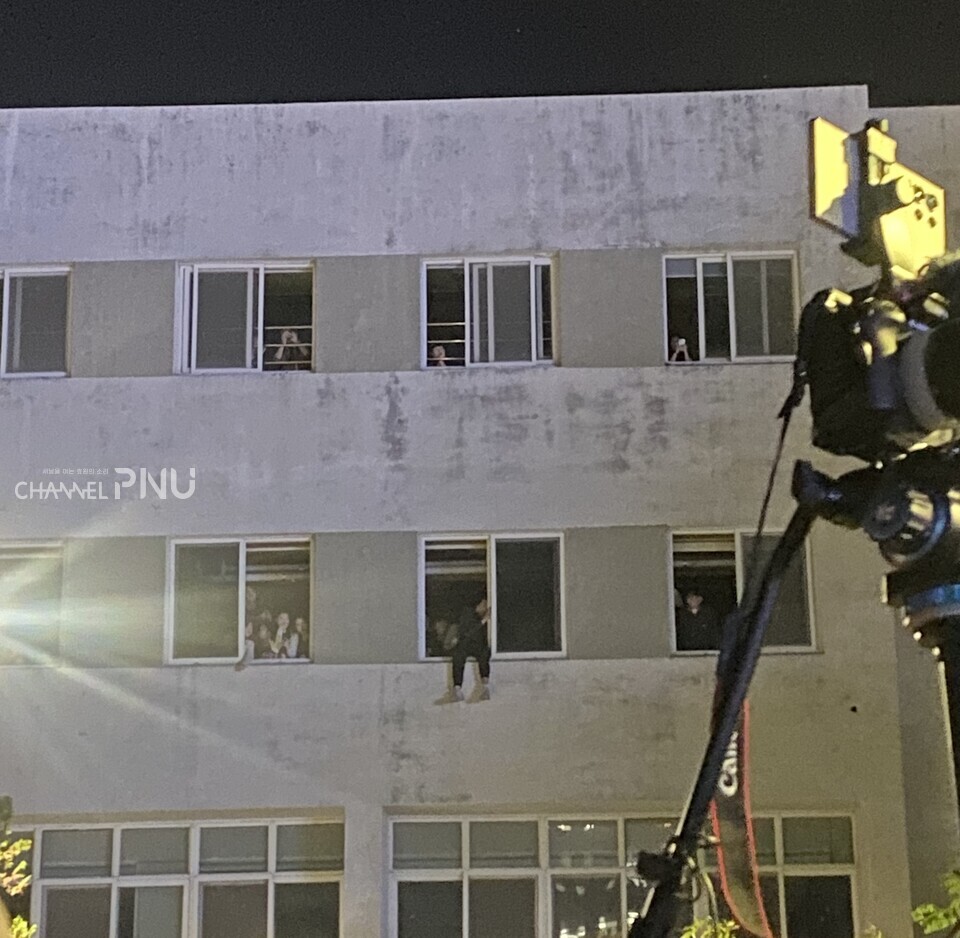 지난 5월 28일 제6공학관 창틀에 힐링콘서트를 보려는 학생들이 매달려 있다. [윤서영 기자]