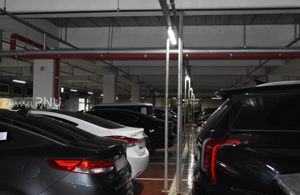 시월광장 넉넉한 터 아래 위치한 지하주차장에 철골을 세워졌다. [윤서영 기자]