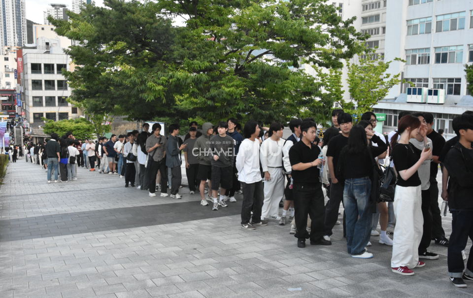 지난 5월 28일 힐링콘서트 B구역에 입장하기 위해 학교 밖까지 길게 늘어선 재학생들의 줄. [최윤희 기자]