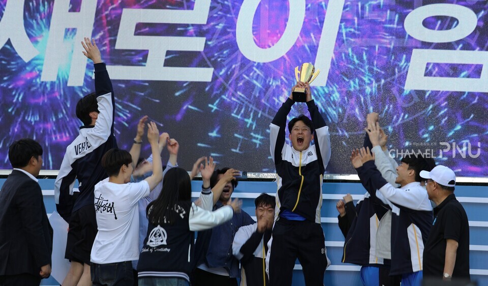 28일 우리 대학 농구 동아리 VERTEX 팀이 총장배 농구대회 우승 트로피를 치켜들고 환호하고 있다. [임현규 부대방송국장]