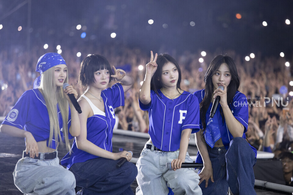28일 뉴진스가 힐링콘서트 무대에서 공연을 마치고 관객들과 함께 사진을 찍고 있다. [임현규 부대방송국장]