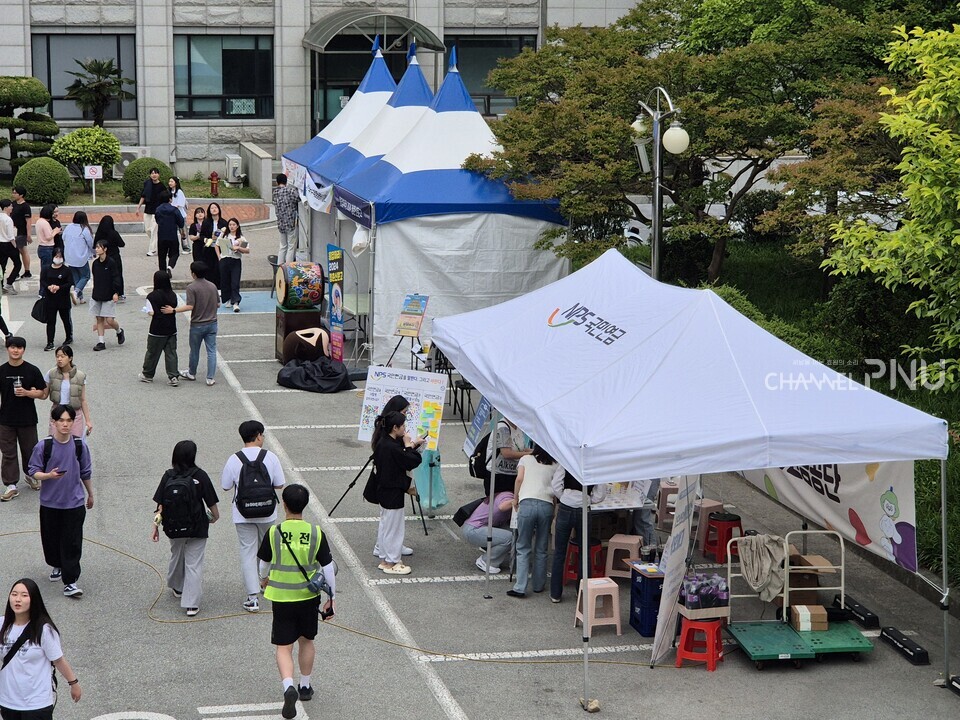 30일 우리 대학본부 뒤 주차장 공간에 마련된 공공기관 부스. [유승현 기자]