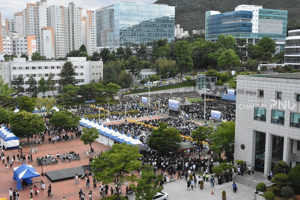 지난 5월 28일 대동제 첫째 날, 우리 대학 시월광장 일대에 수많은 인파가 모였다. [최윤희 기자]