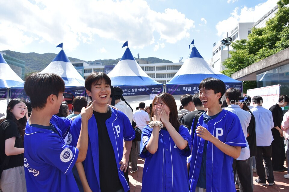 28일 우리 대학 학생들이 축제굿즈 유니폼을 다같이 맞춰입고 즐겁게 웃고있다. [최유민 보도부장]
