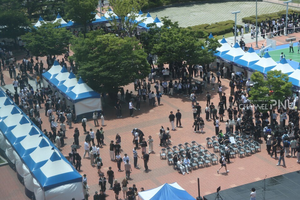 29일 시월광장 열린터에 마련된 부스존. 많은 학생들이 부스 체험을 하며 행사장을 가득 채우고 있다. [조승완 전문기자]