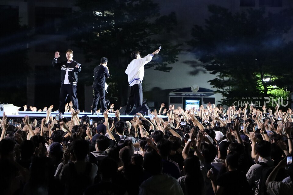 30일 축제 마지막 날의 마지막 무대를 열정적으로 즐기는 학생들. [신지영 전문기자]