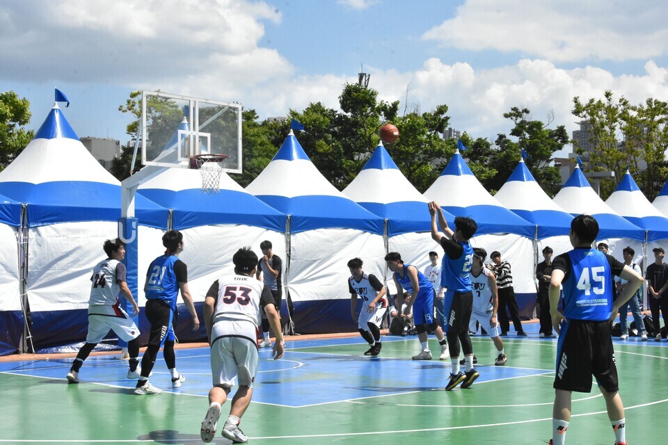 29일 우리 대학 시월광장 농구장에서 VERTEX와 RIV 팀이 총장배 농구대회 결승전을 치르고 있다. [최윤희 기자]