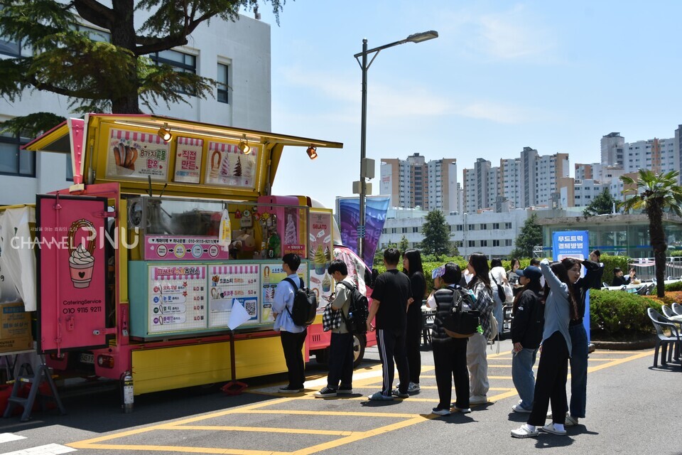 29일 인문관 도로 일대에 늘어선 푸드트럭에서 음식을 구매하기 위해 줄 선 학생들. [이수현 기자]
