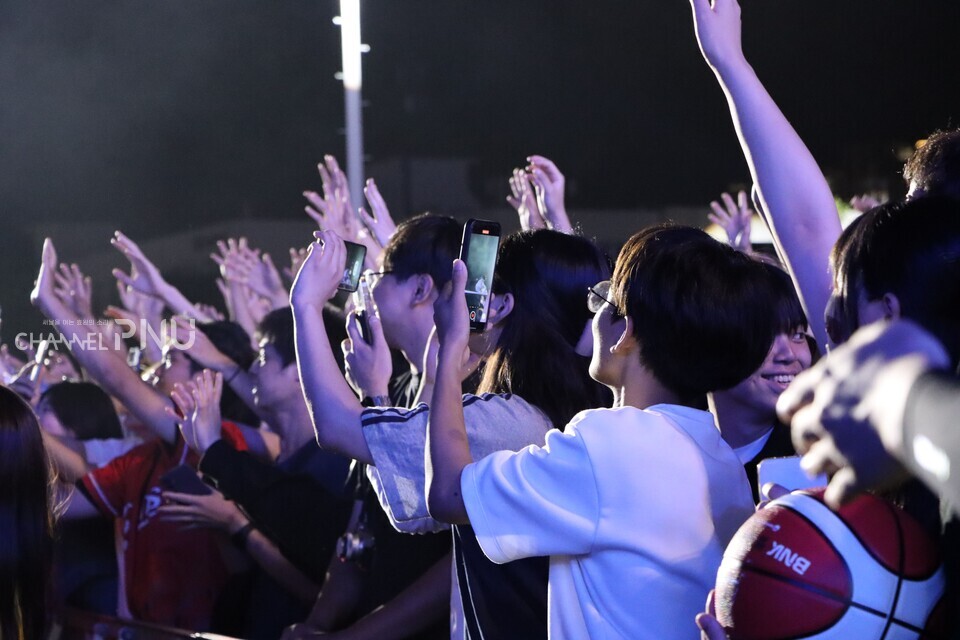 29일 힐링콘서트를 찾은 학생들이 무대와 호응하며 축제를 즐기고 있다. [신지영 전문기자] 