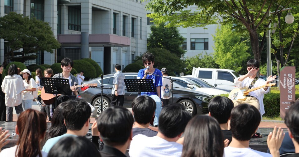 29일에도 이어진 'PNU Rhapsody' 무대. 여러 학생들이 노래와 연주 실력을 뽐냈다. [조승완 전문기자]