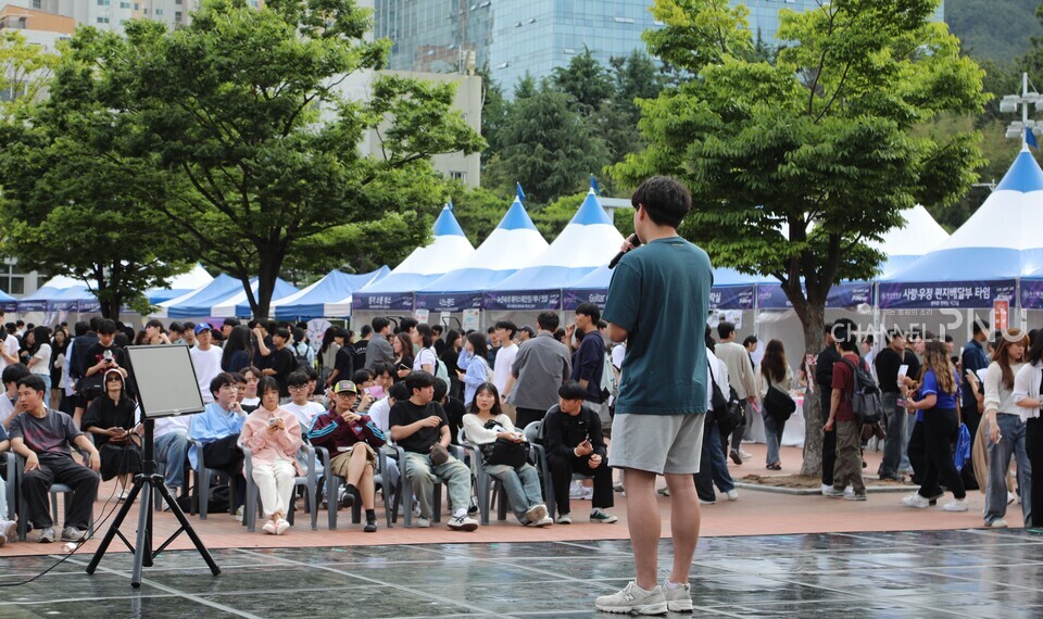 30일 부스존 앞에 마련된 무대에서 열린 '싱송생송' 버스킹 프로그램. 현장에 있던 한 학우가 무대 위로 올랐다. [조승완 전문기자]