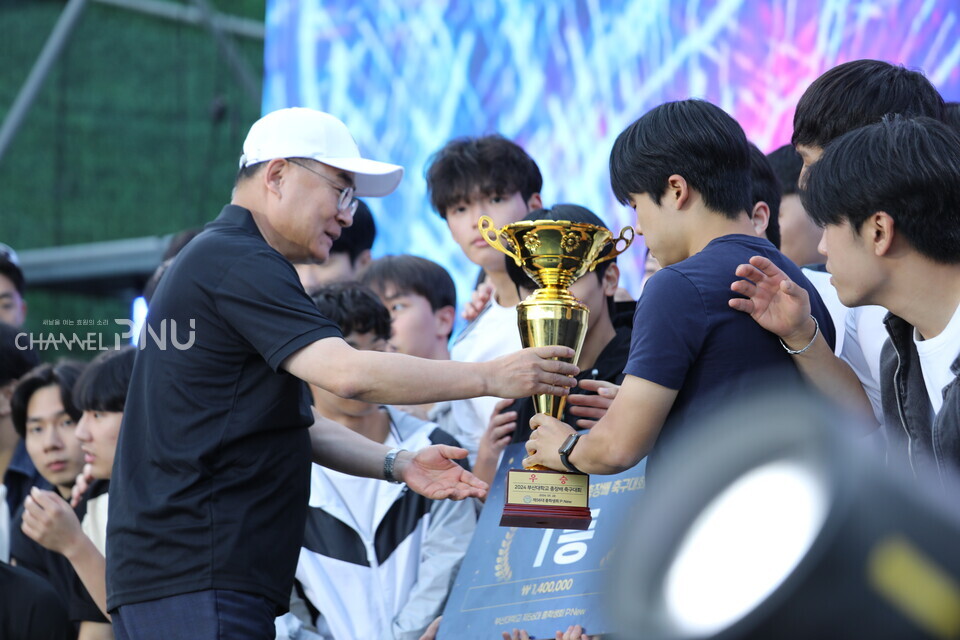 28일 우리 대학 최재원 총장이 우리 대학 축구동아리 FISS에 총장배 축구 대회 우승 트로피를 전달하고 있다. [임현규 부대방송국장]