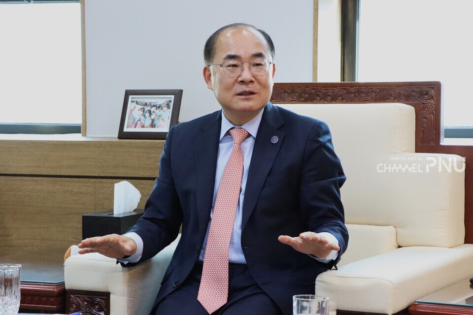 Choi Jae-Weon, the new President of PNU at the office of PNU President on May 31st. [You Seung-Hyun, Reporter]