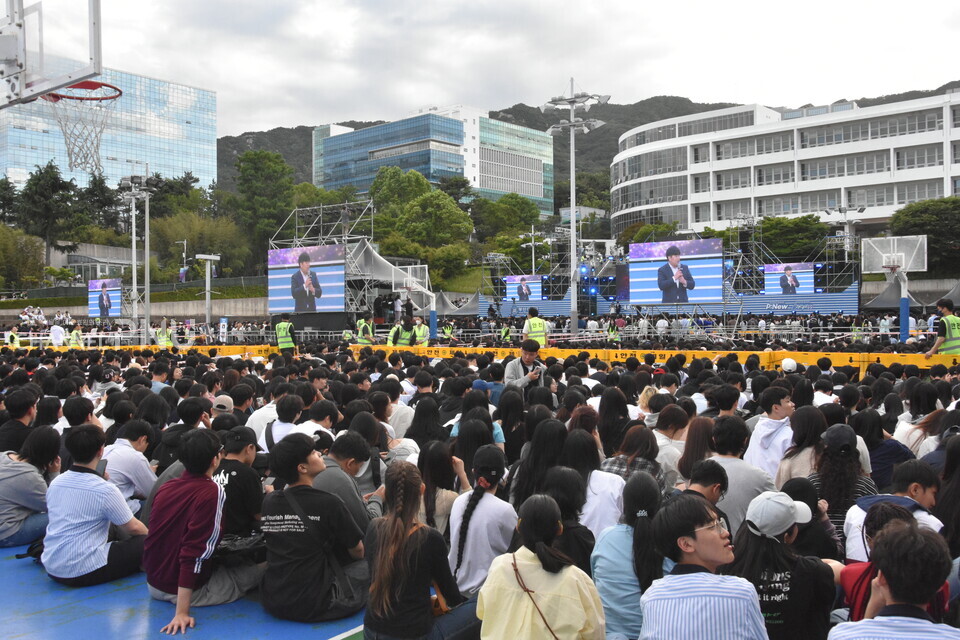 지난 5월 28일 열린 대동제 힐링콘서트 현장. 티켓팅에 성공한 학생들이 입장하고 있다. [최윤희 기자]