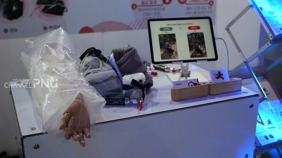 지난 6월 25일 부산 해운대구 벡스코에서 '2024 슬러시드 부산'이 열렸다. 부경대 학생이 대표인 'Keep-U'는 창업 아이템 '에어부목'을 부스에 전시했다. [윤서영 기자]