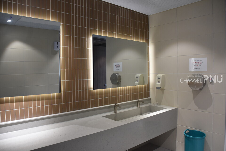 지난 8월 7일 리모델링 된 우리 대학 정보화교육관 화장실. [김소영 기자]