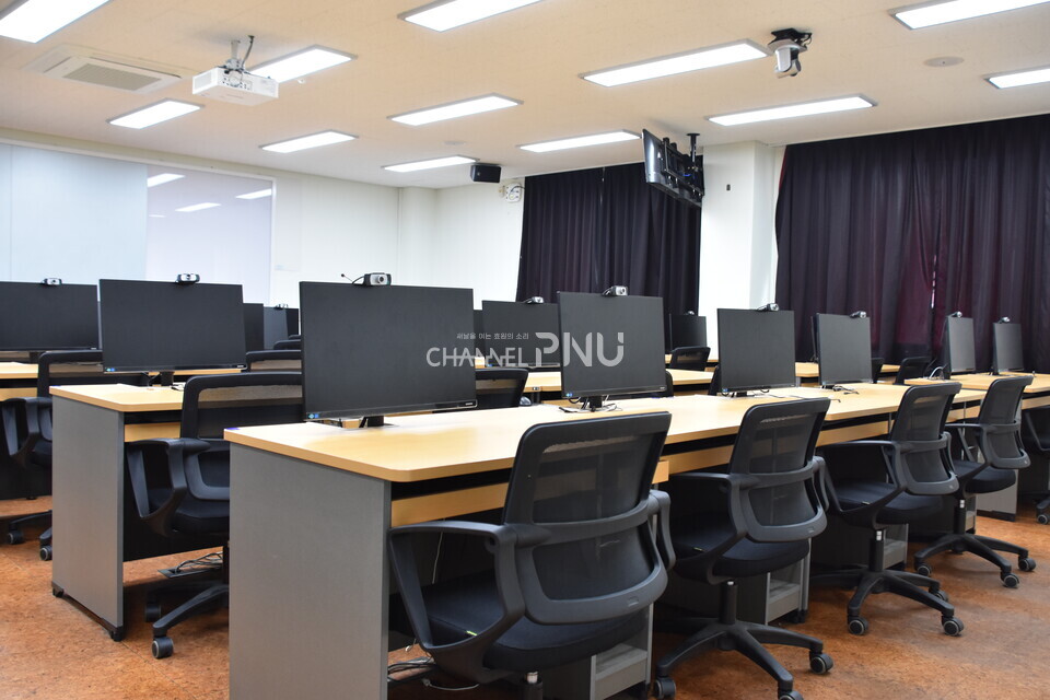 지난 8월 7일 우리 대학 정보화교육관 강의실. 책걸상과 컴퓨터가 교체됐다. [김소영 기자]