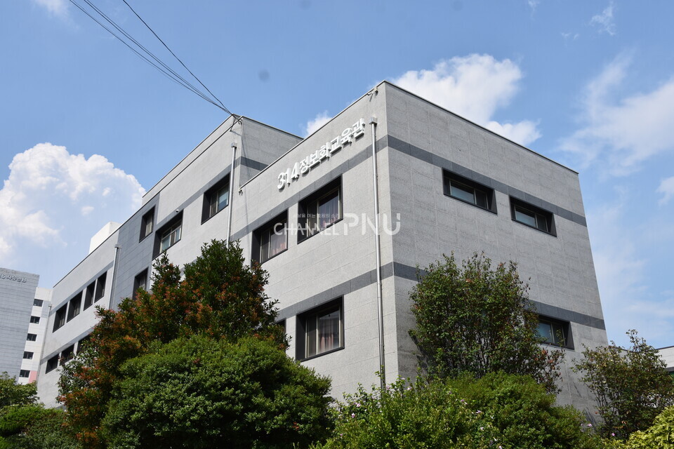 지난 8월 7일 촬영한 정보화교육관 외부 전경. 기존의 낡은 건물 마감재를 철거하고 새롭게 단장을 마쳤다. [김소영 기자]