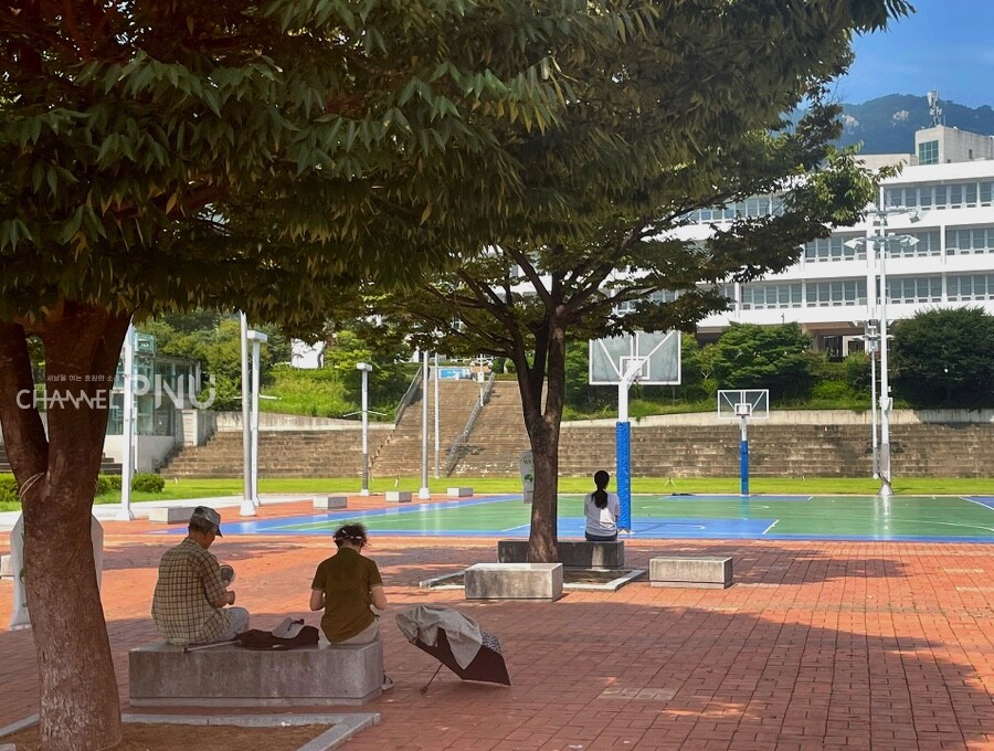 8월 8일 부산 금정구 낮 기온이 35도를 기록한 가운데 사람들이 우리 대학 넉넉한터 그늘에서 더위를 식히고 있다. [채널PNU]