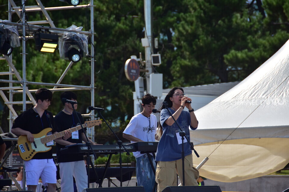 해운대 대학 가요제 참가자 밴드 '뮤(MEOW)'가 폭염 아래 리허설을 진행하고 있다. [정윤서 기자]