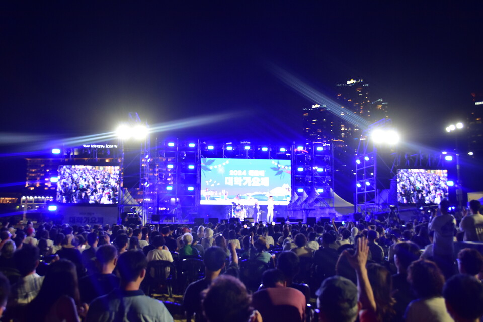 인산인해를 이루는 해운대 대학가요제. [정윤서 기자]