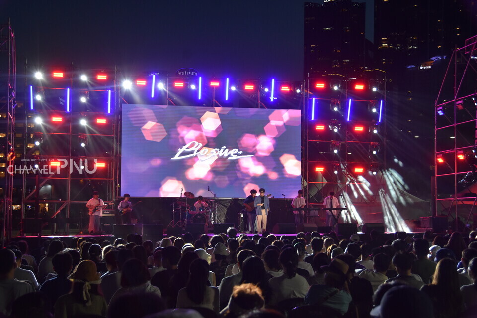 경연 세 번째 순서인 밴드 '플로시브'는 자작곡 '흐릿한 밤'을 관객들에게 선보이고 있다. [정윤서 기자]